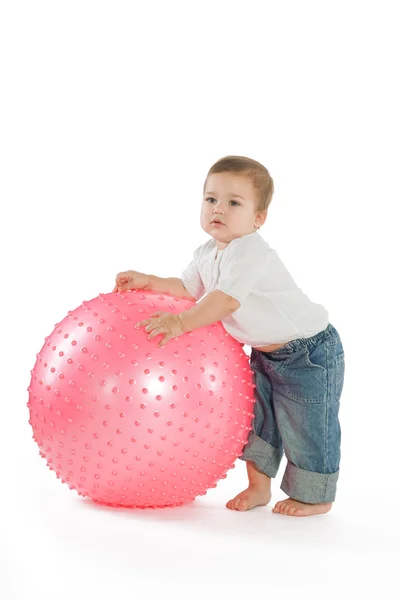 Rapaz com uma bola de fitness — Fotografia de Stock