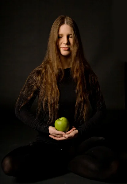 Γυναίκα με πράσινο μήλο — Φωτογραφία Αρχείου