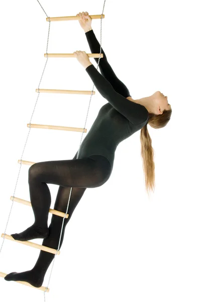 Женщина на веревочной лестнице — стоковое фото