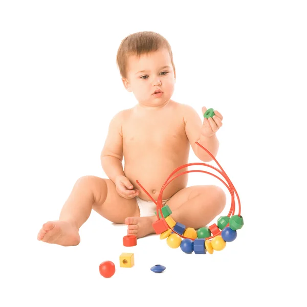 Мальчик с разноцветными кубиками — стоковое фото