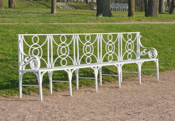 Biała ławka ogrodowa — Zdjęcie stockowe