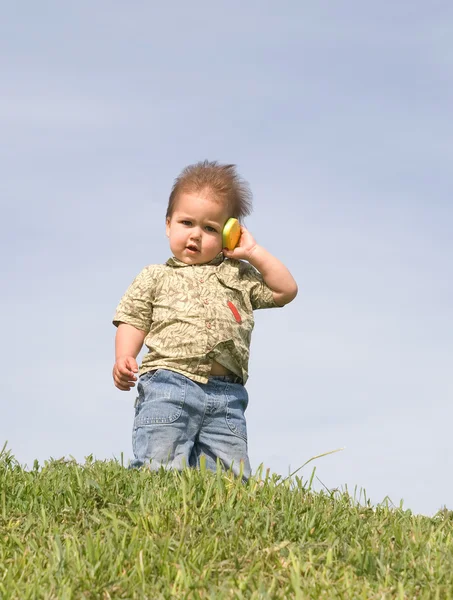 携帯電話を持つ少年 — ストック写真