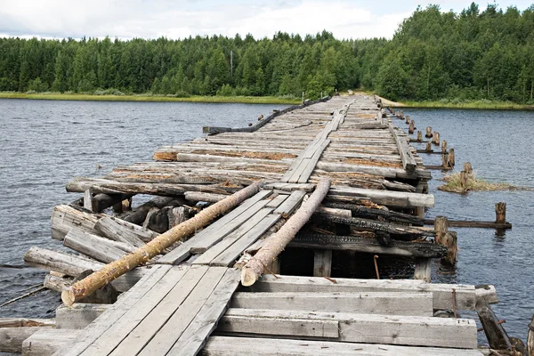 Разрушенный мост — стоковое фото