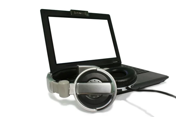 Laptop e head-phohes em backgrou branco — Fotografia de Stock
