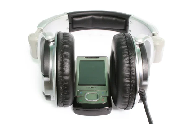 Telefone e fone de ouvido no fundo branco — Fotografia de Stock