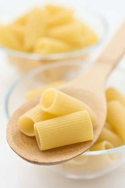 Ruwe pasta op wit — Stockfoto