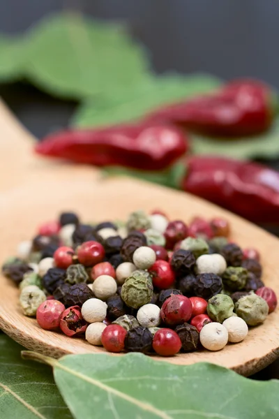 Black and white pepper — Stock Photo, Image
