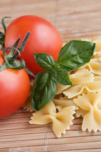 Farfalle und Tomaten — Stockfoto