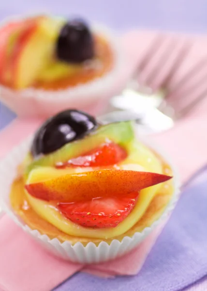 Pastry with fruit and forks — Stock Photo, Image