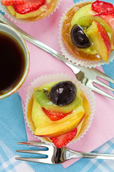 Fruit pastries and tea — Stock Photo, Image