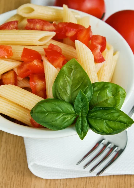 意大利面加西红柿和罗勒 — 图库照片