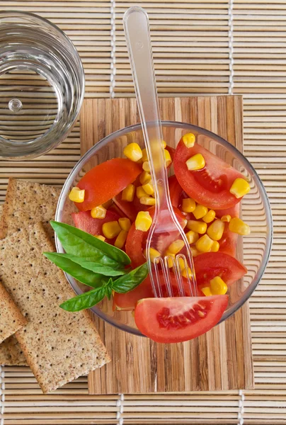 Tomatensalade en basilicum — Stockfoto