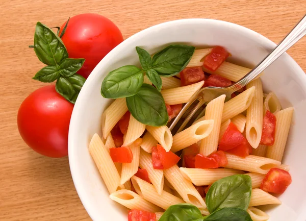 Pasta en verse tomaten — Stockfoto