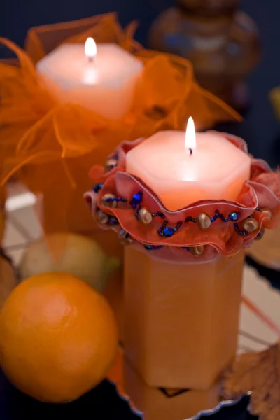 Orangefarbene Kerzen im Dunkeln — Stockfoto