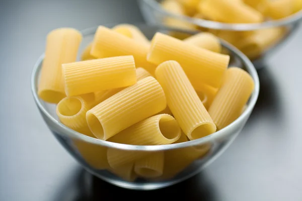 Rå pasta i glasskål — Stockfoto