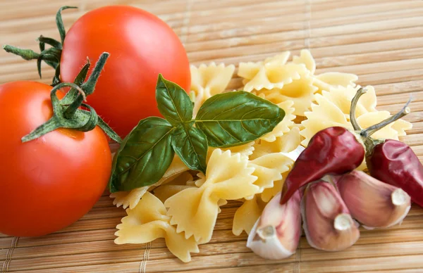 Tomaten mit rohen Nudeln — Stockfoto