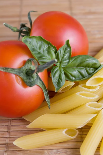Pasta med tomat och basilika — Stockfoto