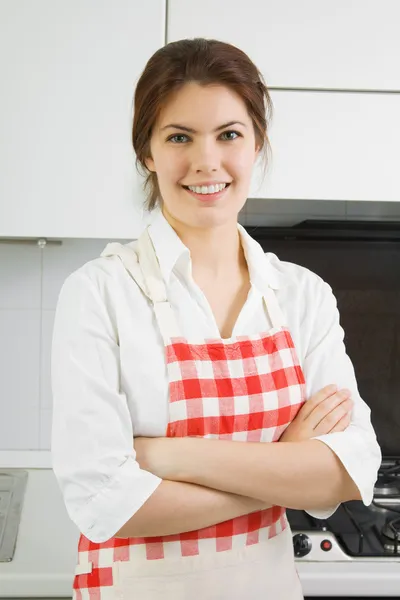 Retrato de uma mulher na cozinha — Fotografia de Stock