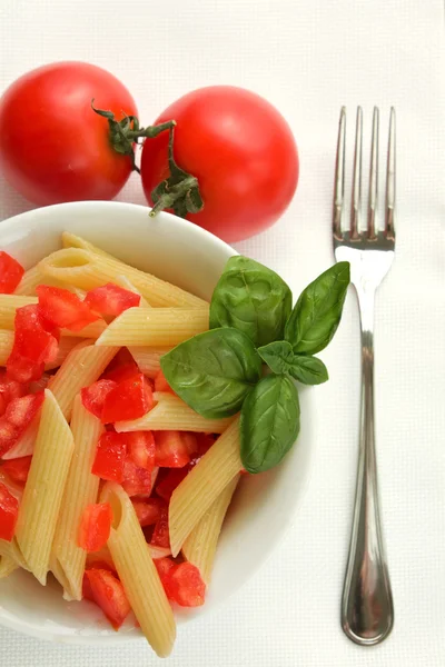 Penne met tomaat en basilicum — Stockfoto