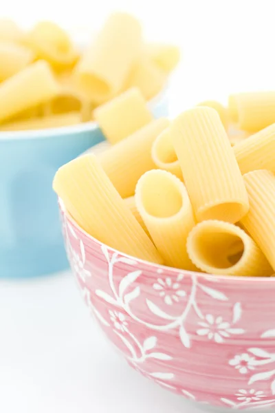 Rå pasta i skålar — Stockfoto