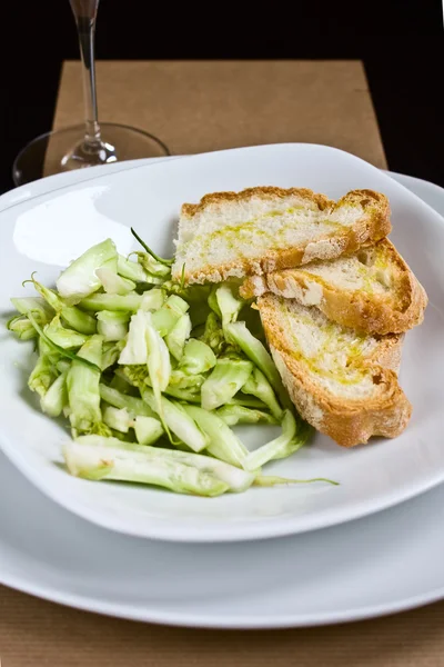 Salat und Brot — Stockfoto