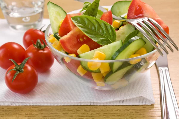 Salada na mesa — Fotografia de Stock