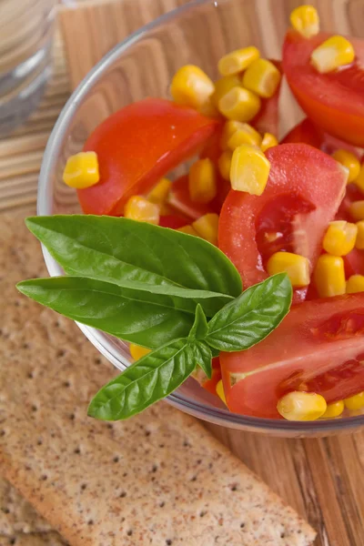 Salat mit Tomate und Mais — Stockfoto
