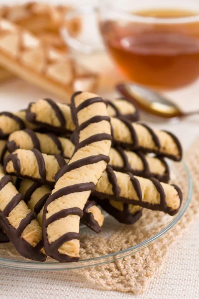 Vanilyalı ve çikolatalı kurabiye ve çay — Stok fotoğraf