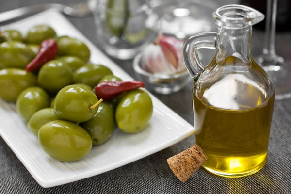Aceite de oliva y de oliva Imágenes de stock libres de derechos