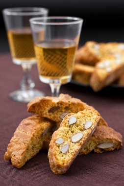 Cantucci e vin santo clipart