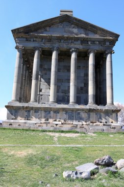 Tapınak garni önü