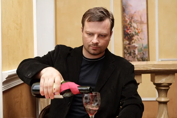 その男は、ワインを注ぐ — ストック写真