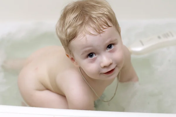 Junge in der Badewanne — Stockfoto