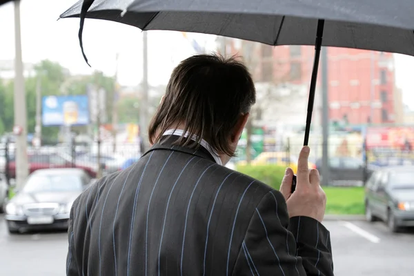 Homme avec parapluie — Photo