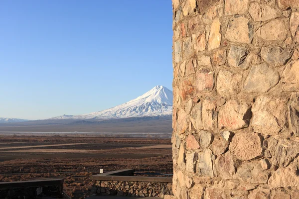Muralla de la iglesia y Ararat — Foto de Stock