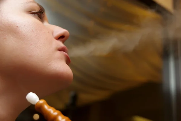 女人放松与阿拉伯水烟 — 图库照片