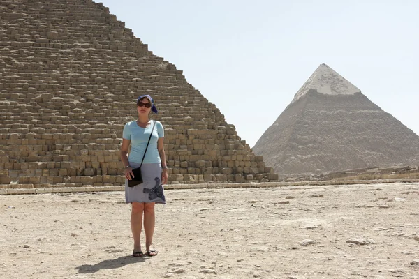Kobieta na egipskich piramid — Zdjęcie stockowe