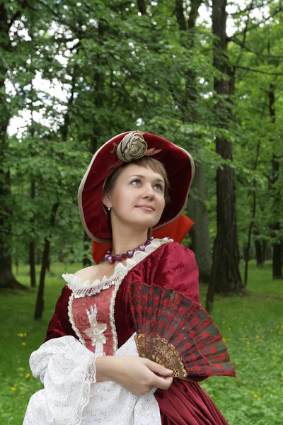 Vrouw poses in een rode jurk — Stockfoto