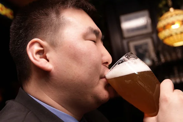 Homme boit de la bière — Photo