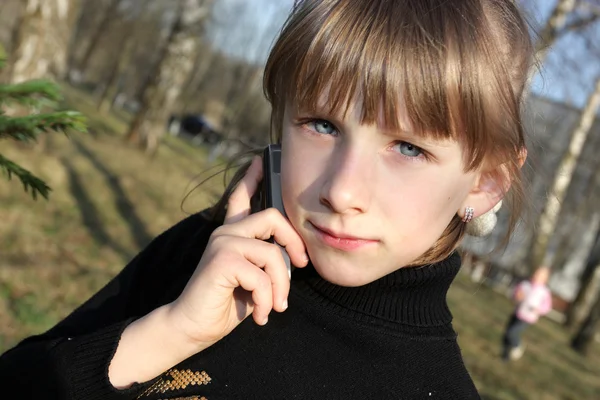 Dziewczyna z telefonu w parku — Zdjęcie stockowe