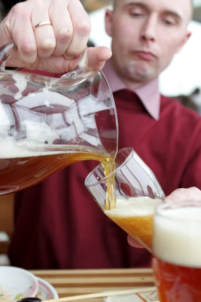 Pouring the beer — Stock Photo, Image