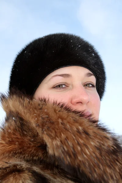 Meisje in winterjas — Stockfoto