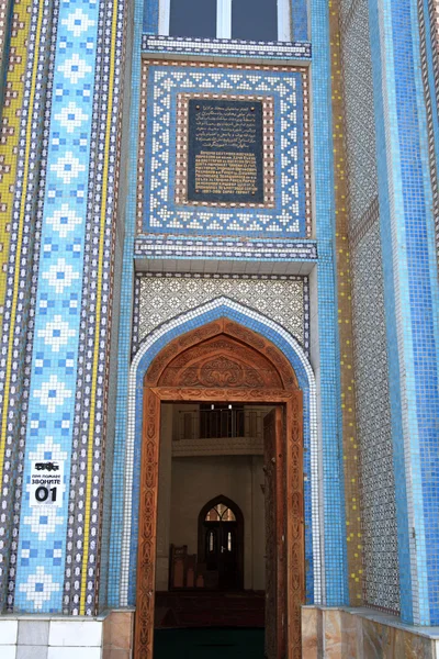 Открытая дверь в мечети — стоковое фото