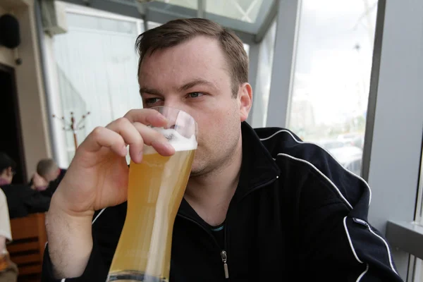 맥주를 마시는 사람 — 스톡 사진