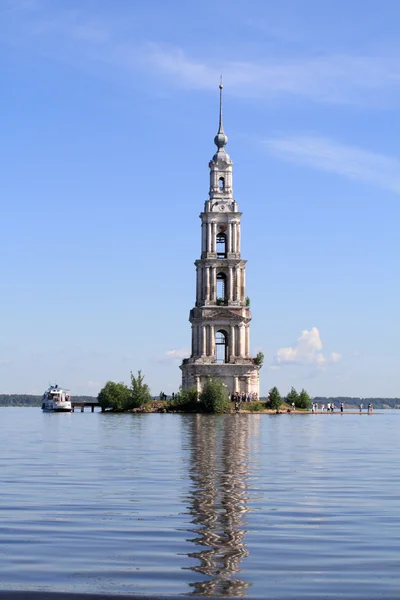 물 가운데 종탑 — 스톡 사진
