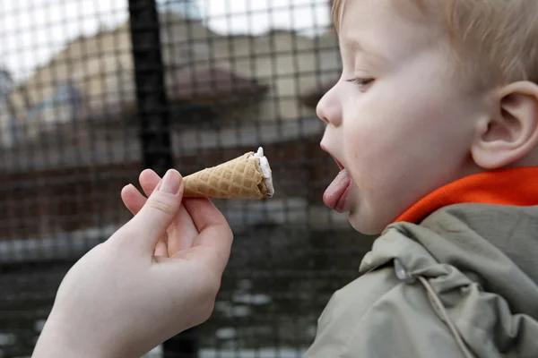 Gyermek- és fagylalt — Stock Fotó