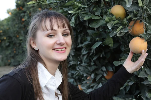 果樹園の smilind の女の子 — ストック写真