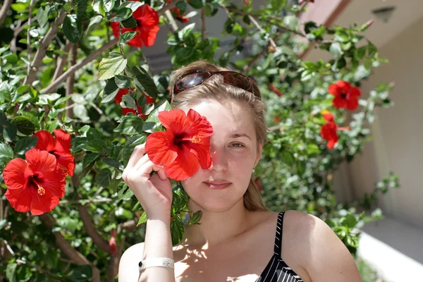 Dziewczyna wśród kwiatów — Zdjęcie stockowe