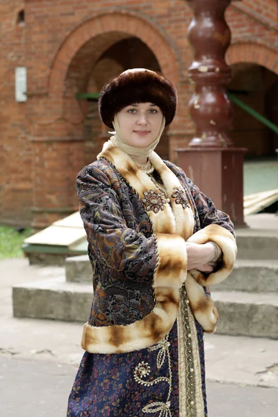 Chica en ropa eslava vieja —  Fotos de Stock