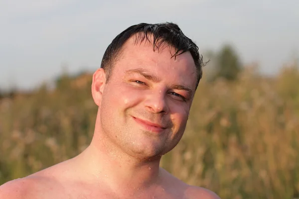 Homme heureux en été — Photo